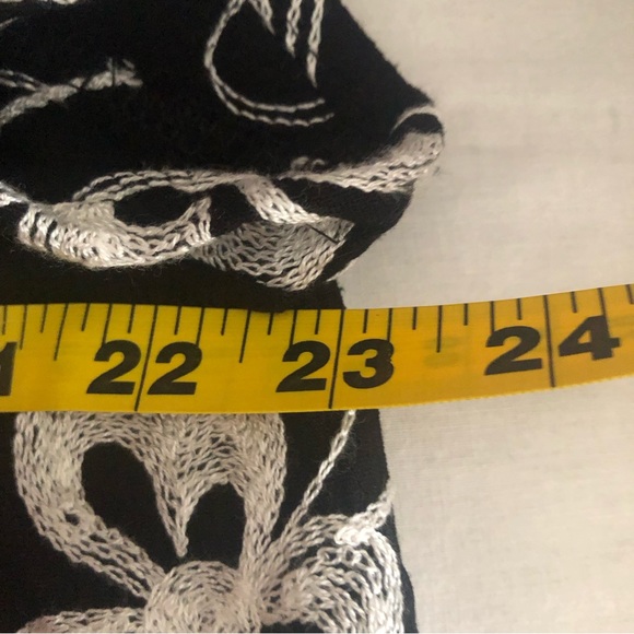 Livi Los Angeles Crochet Embroidered Lace Black and White Floral Boho Hippie Top - Picture 10 of 13